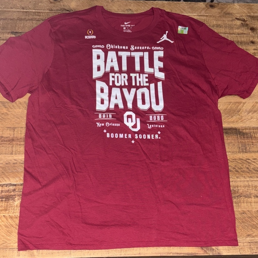 The Nike Tee “Battle For The Bayou” Oklahoma Sooners Graphic Tee NEW